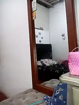 Nicolle Milf online show from January 8, 9:50 pm