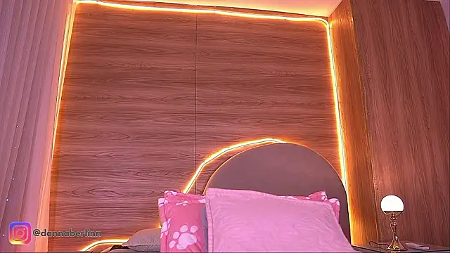 danna berlin  online show from March 29, 7:25 pm