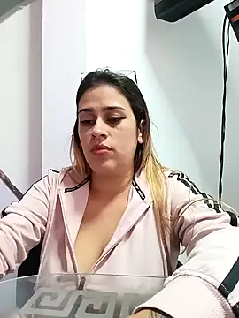 Snapshot of Latina_sexy1 chatting on February 4, 4:39 pm Latina sexy1 online show from February 4, 4:39 pm