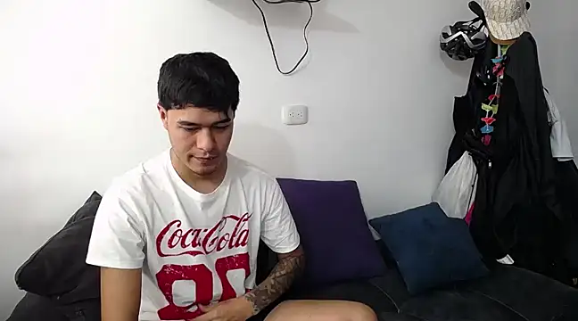 Snapshot of Santiago_kiler chatting on February 24, 4:04 pm Santiago kiler online show from February 24, 4:04 pm