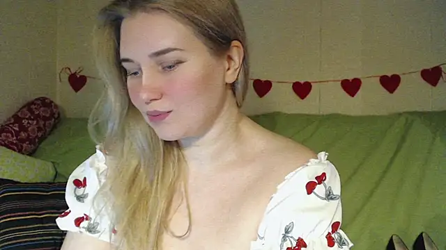 mmmPinUpGirl online show from February 15, 11:30 am