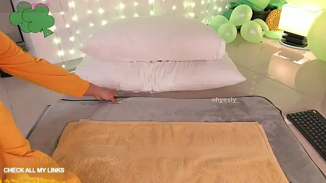 ohyesly  online show from March 7, 10:23 am