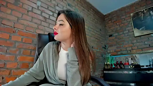 Snapshot of MistressMilana chatting on June 1, 5:14 pm MistressMilana online show from June 1, 5:14 pm