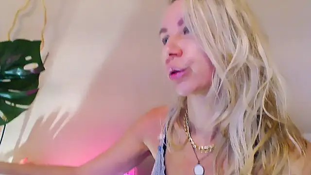 Snapshot of OLIVIA_CANDY chatting on June 1, 5:09 am OLIVIA CANDY online show from June 1, 5:09 am