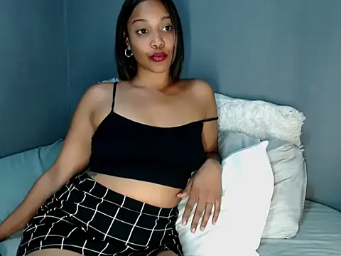Snapshot of _MoniqueLovay_ chatting on October 12, 4:22 am  MoniqueLovay  online show from October 12, 4:22 am