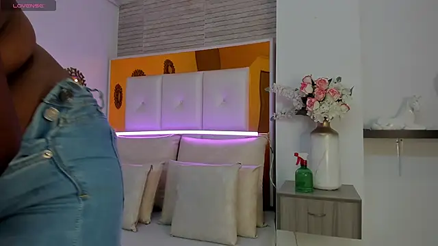 ShaniaBrownn online show from March 13, 7:50 pm