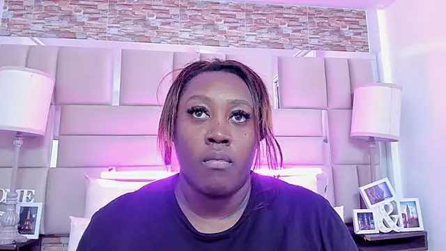 ShaniaBrownn online show from September 26, 7:40 pm