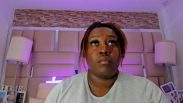 ShaniaBrownn online show from October 1, 7:42 pm