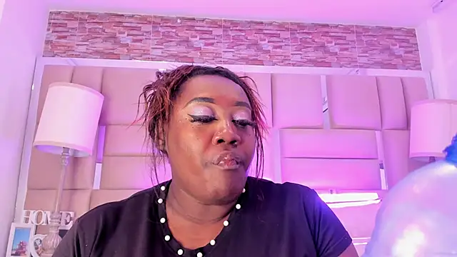 ShaniaBrownn online show from October 18, 6:19 pm