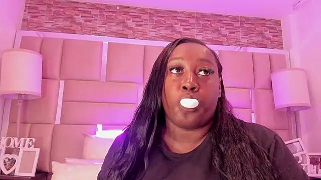 ShaniaBrownn online show from February 5, 7:40 pm