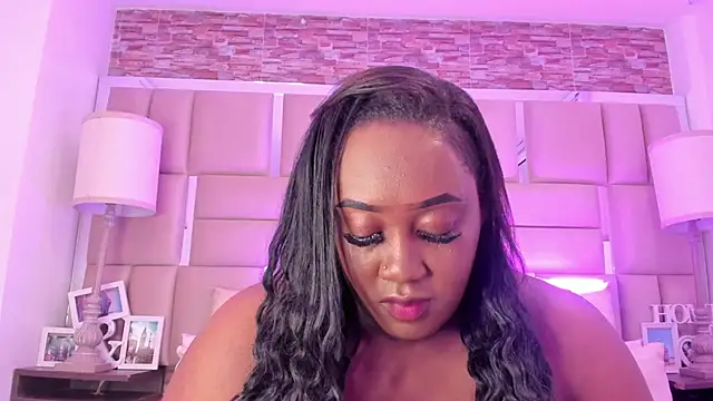 ShaniaBrownn online show from March 17, 8:01 pm