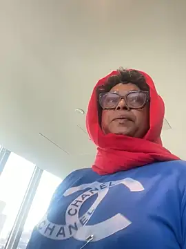 MSweetLindaParks online show from April 16, 12:39 pm