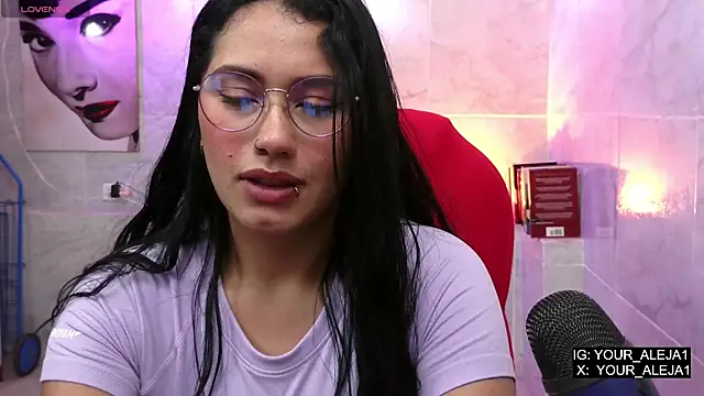 Snapshot of LauraRuiz1 chatting on May 15, 11:45 pm LauraRuiz1 online show from May 15, 11:45 pm