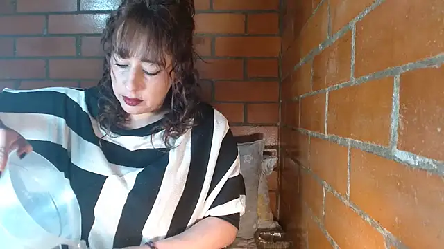 jenniferS  online show from January 4, 4:00 pm