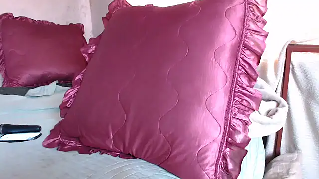 Snapshot of devine_TATAS chatting on October 3, 2:14 pm devine TATAS online show from October 3, 2:14 pm