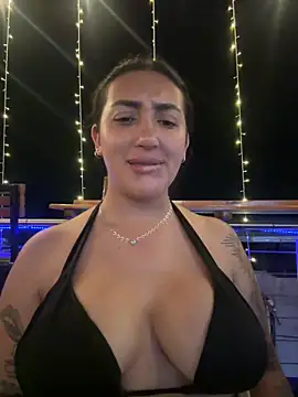 Snapshot of Hannahoff chatting on January 23, 1:19 am Hannahoff online show from January 23, 1:19 am