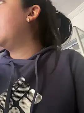 Snapshot of Hannahoff chatting on February 4, 7:11 pm Hannahoff online show from February 4, 7:11 pm