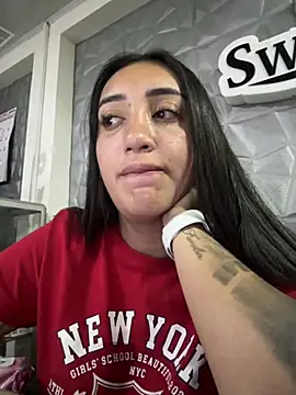 Snapshot of Hannahoff chatting on February 18, 12:37 am Hannahoff online show from February 18, 12:37 am