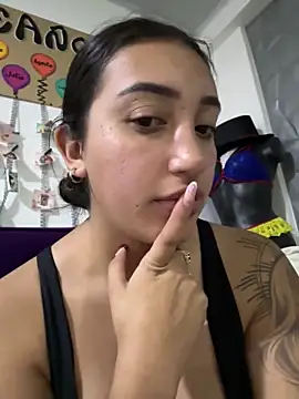 Snapshot of Hannahoff chatting on March 7, 3:19 am Hannahoff online show from March 7, 3:19 am