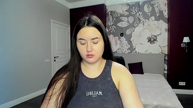 Roxie Bradley online show from December 20, 6:42 am