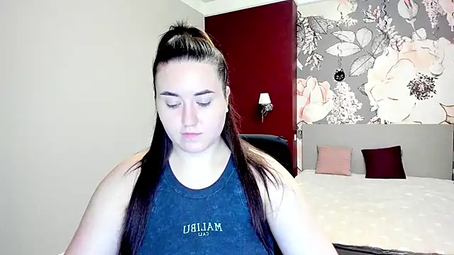 Roxie Bradley online show from February 18, 6:42 am