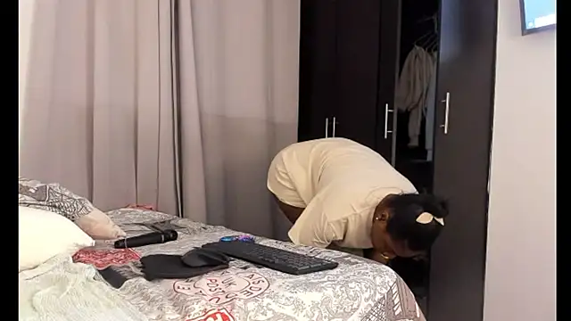  yisela  online show from February 5, 12:20 am