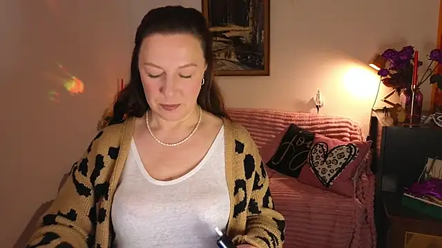 vanessawis  online show from April 18, 12:25 am