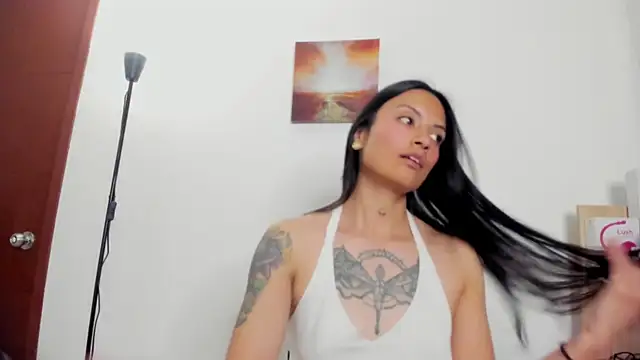 Snapshot of nia__white chatting on July 16, 12:05 am nia white online show from July 16, 12:05 am