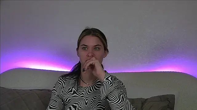 RachelSimpson online show from March 12, 6:33 pm