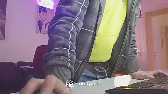 Snapshot of der_dino30 chatting on February 23, 1:42 pm der dino30 online show from February 23, 1:42 pm