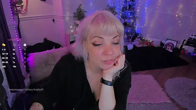 Snapshot of AliceW0lf chatting on October 13, 9:04 pm AliceW0lf online show from October 13, 9:04 pm