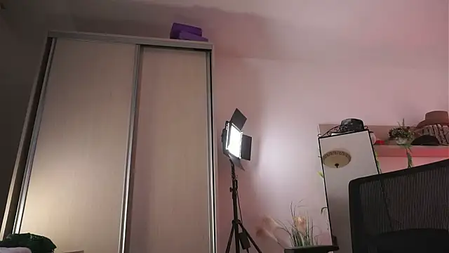 Amaliamour online show from February 18, 3:21 am