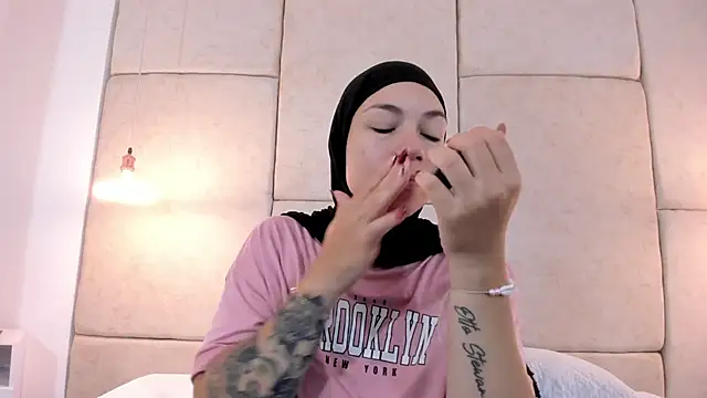 aisha vs online show from October 3, 12:57 pm