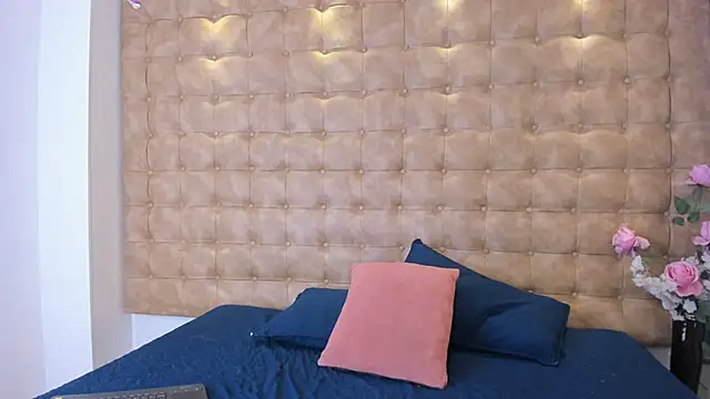 violet giraldo online show from June 2, 7:27 pm