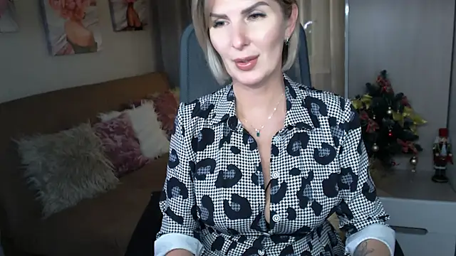 sensualEmilia online show from December 17, 7:48 pm