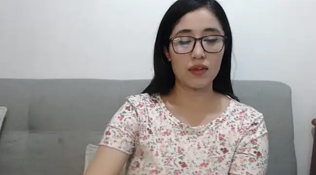 Snapshot of YummymeowW chatting on January 25, 4:23 am YummymeowW online show from January 25, 4:23 am