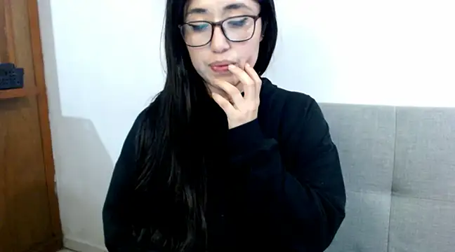 Snapshot of YummymeowW chatting on February 23, 6:17 am YummymeowW online show from February 23, 6:17 am