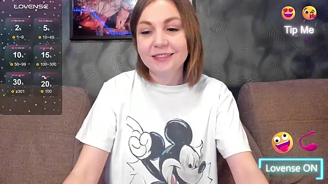 Snapshot of CassieMils chatting on May 12, 9:39 am CassieMils online show from May 12, 9:39 am