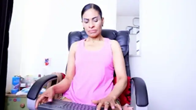 Snapshot of Aries_Mature chatting on May 24, 3:39 pm Aries Mature online show from May 24, 3:39 pm