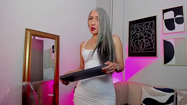  Nicoletteshea  online show from April 8, 8:20 pm