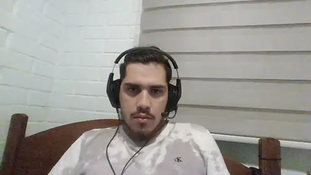 Snapshot of hung_weeb chatting on December 4, 1:14 am hung weeb online show from December 4, 1:14 am