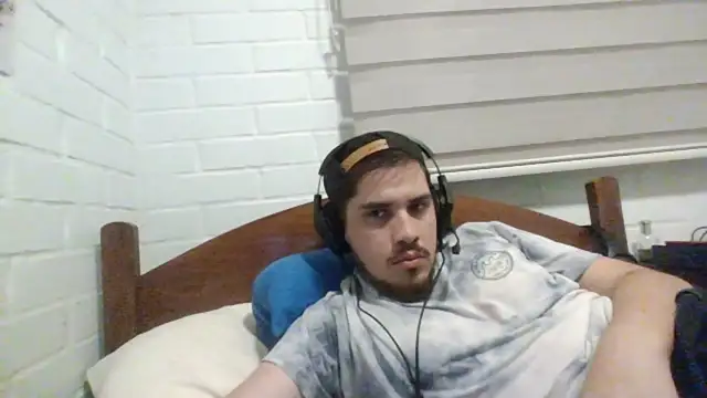 Snapshot of hung_weeb chatting on December 10, 3:30 am hung weeb online show from December 10, 3:30 am