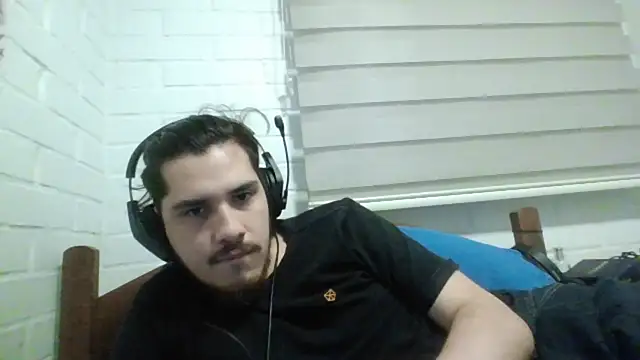 Snapshot of hung_weeb chatting on December 13, 12:20 am hung weeb online show from December 13, 12:20 am