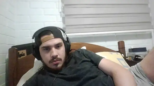 Snapshot of hung_weeb chatting on February 2, 3:32 am hung weeb online show from February 2, 3:32 am