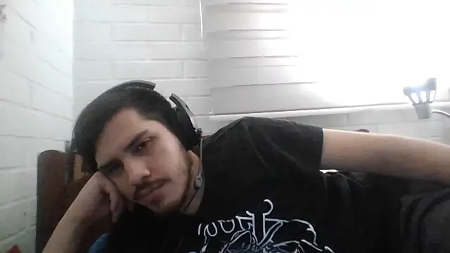 Snapshot of hung_weeb chatting on March 5, 3:40 am hung weeb online show from March 5, 3:40 am