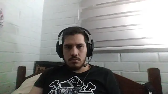 Snapshot of hung_weeb chatting on March 6, 3:35 am hung weeb online show from March 6, 3:35 am