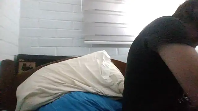 Snapshot of hung_weeb chatting on March 7, 3:29 am hung weeb online show from March 7, 3:29 am