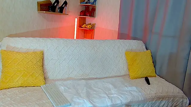 KimPolloc online show from March 14, 9:20 pm