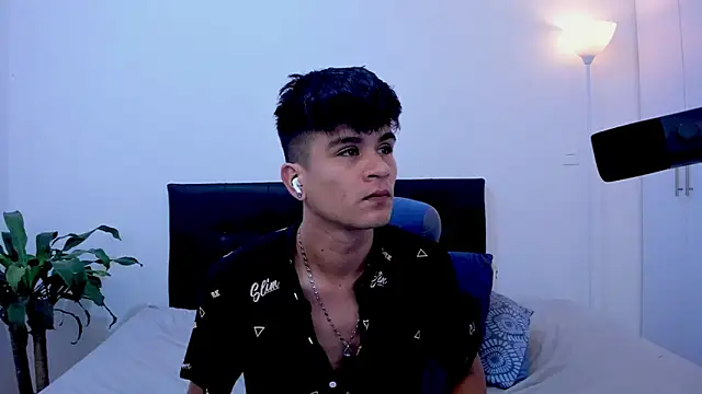 Snapshot of Eiden_allenx chatting on January 27, 2:02 pm Eiden allenx online show from January 27, 2:02 pm
