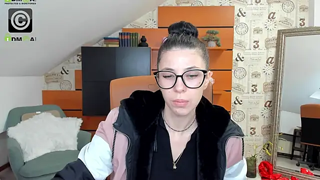 EmillyTaylor online show from March 22, 4:45 am